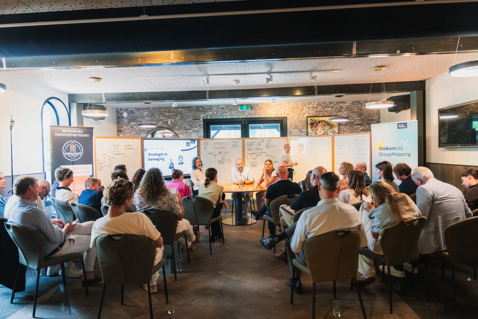 Sfeerimpressie van een warme, flexibele vergader- en workshopruimte